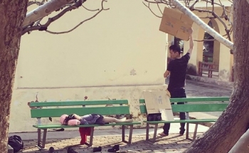 Xúc động hình ảnh người cha che nắng cho con gái ngủ