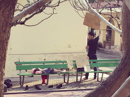 H&igrave;nh ảnh người cha che nắng cho con ngủ tr&ecirc;n ghế đ&aacute; bệnh viện.