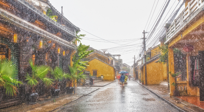 Trong m&agrave;n mưa c&oacute; một Hội An rất đẹp, đầy l&atilde;ng mạn nhưng cũng nặng ưu tư.