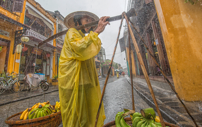 G&aacute;nh h&agrave;ng rong tr&ecirc;n phố vắng.