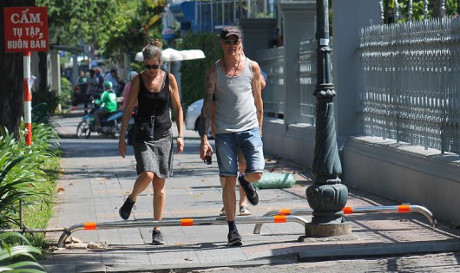 Việc lắp barie tại quận 1 kh&ocirc;ng mấy ảnh hưởng tới việc lưu th&ocirc;ng của người đi bộ v&agrave; người t&agrave;n tật.