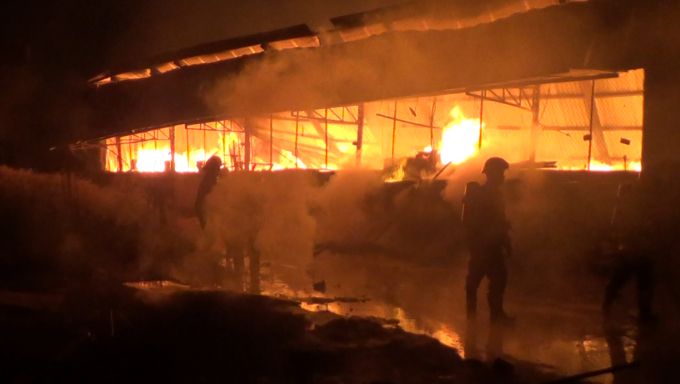 Lủa bốc ch&aacute;y dữ dội.