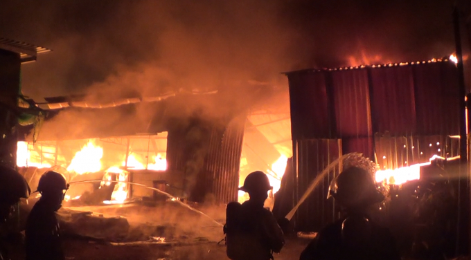 Lực lượng cảnh s&aacute;t PCCC nỗ lực dập lửa.