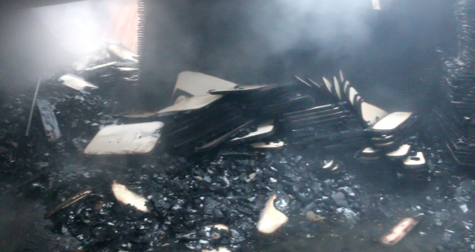 H&agrave;ng trăm m&eacute;t nh&agrave; xưởng bị thi&ecirc;u rụi.