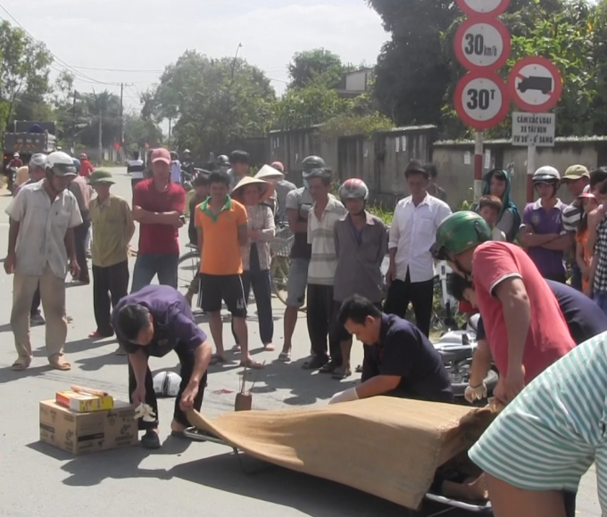 Thi thể nạn nh&acirc;n tại hiện trường.