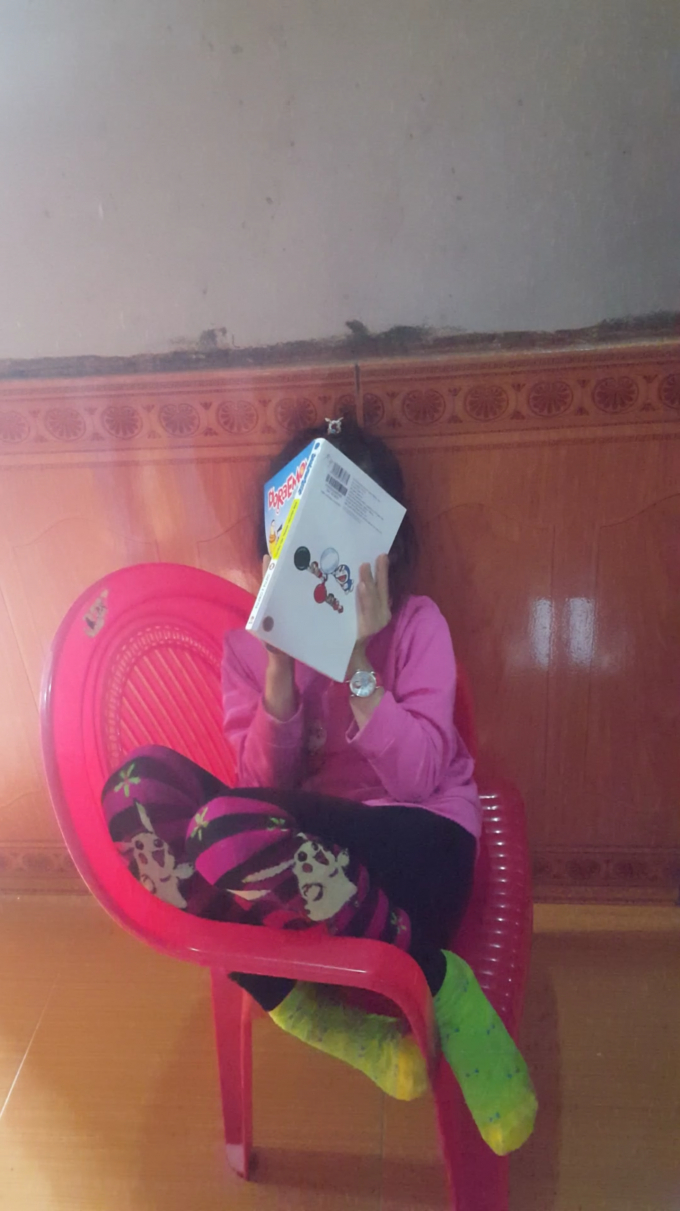 Từ ng&agrave;y xảy ra sự việc, ch&aacute;u P. vẫn e d&egrave; khi tiếp x&uacute;c với người lạ.  Theo anh N. (bố đẻ ch&aacute;u b&eacute;) th&igrave; trước khi chưa xảy sự việc, ch&aacute;u được 20kg, nhưng nay chỉ c&ograve;n 17, 18kg. Ảnh: Huy Trung.