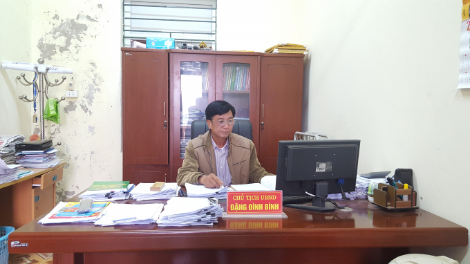 &Ocirc;ng Đặng Đ&igrave;nh B&igrave;nh - Chủ tịch UBND x&atilde; Trần Ph&uacute; trong buổi l&agrave;m việc với Ph&oacute;ng vi&ecirc;n. Ảnh: Huy Trung.