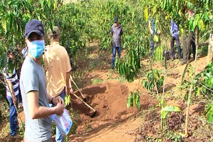 Đối tượng&nbsp;Nguyễn Th&agrave;nh Đức ch&ocirc;n x&aacute;c nạn nh&acirc;n tại vườn c&agrave; ph&ecirc; gần nh&agrave;.