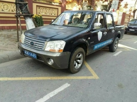 Xe &ocirc;t&ocirc; biển xanh bị phạt h&agrave;nh ch&iacute;nh do đỗ tại điểm dừng xe bu&yacute;t