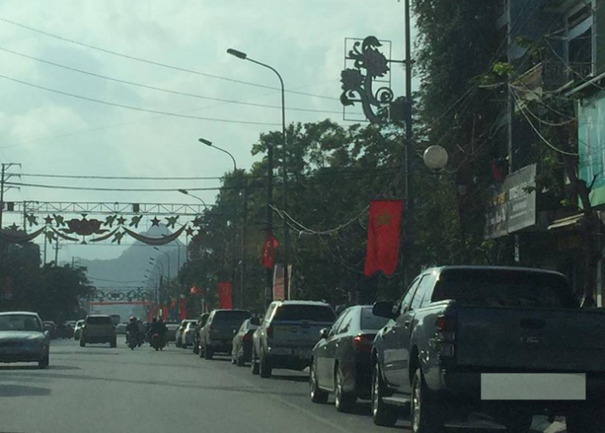 Nhiều tuyến đường tại TP Cẩm Phả sẽ được kẻ vạch ph&acirc;n định diện t&iacute;ch xe &ocirc; t&ocirc; được ph&eacute;p dừng đỗ v&agrave; trả ph&iacute; theo Quy Định.