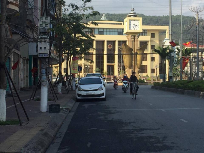 Những tuyến đường tại TP Cẩm Phả sẽ đượckẻ vạch sơn để quy hoạch th&agrave;nh nơi dừng đỗ xe &ocirc; t&ocirc;.