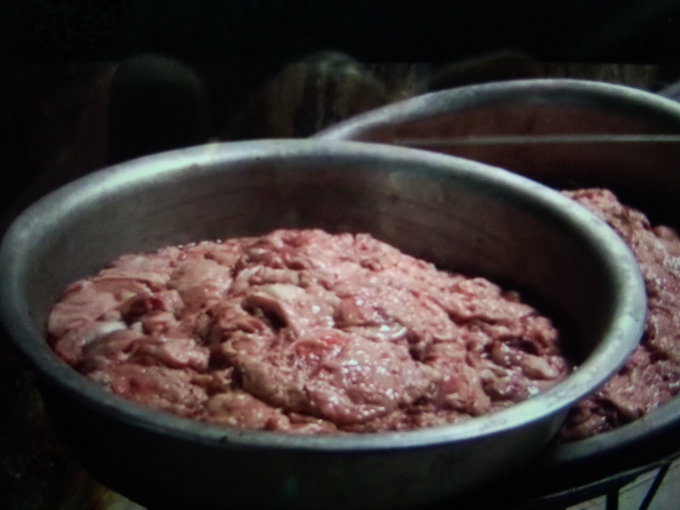 Ngăn chặn kịp thời hơn 1 tấn mỡ lợn kh&ocirc;ng r&otilde; nguồn gốc xuất xứ chuẩn bị lọt ra thị trường ti&ecirc;u thụ.