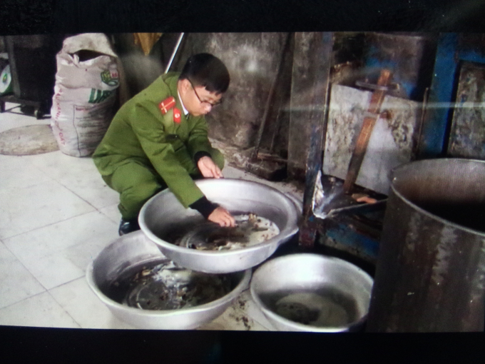 Lực lượng chức năng đang kiểm tra tại cơ sở&nbsp;chế biến mỡ lợn của b&agrave; Hồ Thị T&aacute;m.