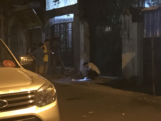 Lực lượng chức năng thu thập dấu vết tại hiện trường