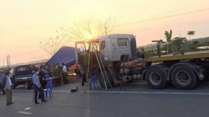 Trước đ&oacute;, người d&acirc;n ph&aacute;t hiện t&agrave;i xế chết tr&ecirc;n xe đầu k&eacute;o.