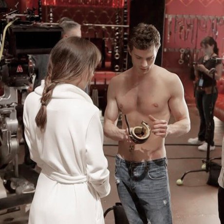 Hai diễn vi&ecirc;n trao đổi trong qu&aacute; tr&igrave;nh quay phim