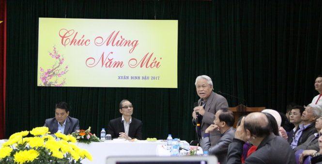 Văn nghệ sĩ thủ đ&ocirc; trao đổi với Chủ tịch UBND th&agrave;nh phố H&agrave; Nội&nbsp;- Ảnh: Đức Triết