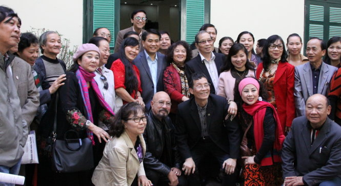 &Ocirc;ng Nguyễn Đức Chung - Chủ tịch UBND th&agrave;nh phố H&agrave; Nội chụp h&igrave;nh kỷ niệm c&ugrave;ng văn nghệ sĩ thủ đ&ocirc; -&nbsp;Ảnh: Đức Triết&nbsp;