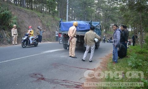 Lâm Đồng: Đang ngồi nghe nhạc, lao vào xe tải tự vẫn
