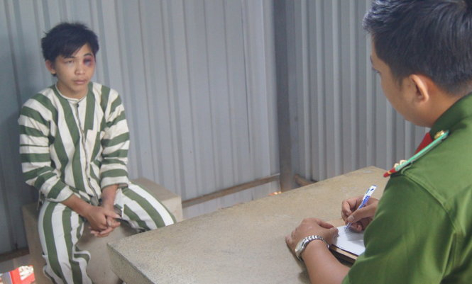 Cơ quan điều tra lấy lời khai của đối tượng Long (Ảnh: b&aacute;o Tuổi trẻ)