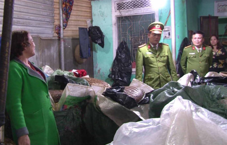 Lực lượng chức năng đang kiểm tra tại cơ sở sản xuất gi&aacute; đỗ của b&agrave; Hạnh.