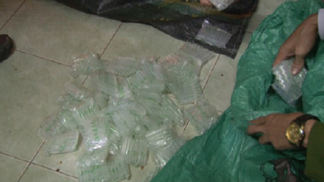 Những ống h&oacute;a chất kh&ocirc;ng r&otilde; nguồn gốc ph&aacute;t hiện ở nh&agrave; b&agrave; Hạnh.