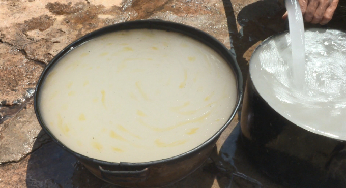 Khi đổ ra nước c&oacute; m&agrave;u đục v&agrave; c&oacute; v&aacute;ng.