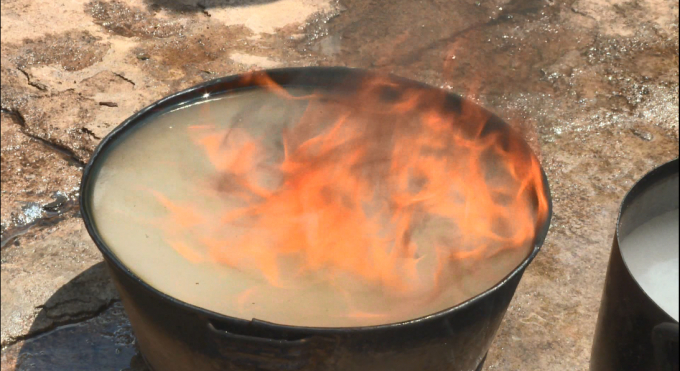 Khi ch&acirc;m lửa v&agrave;o th&igrave; bốc ch&aacute;y.