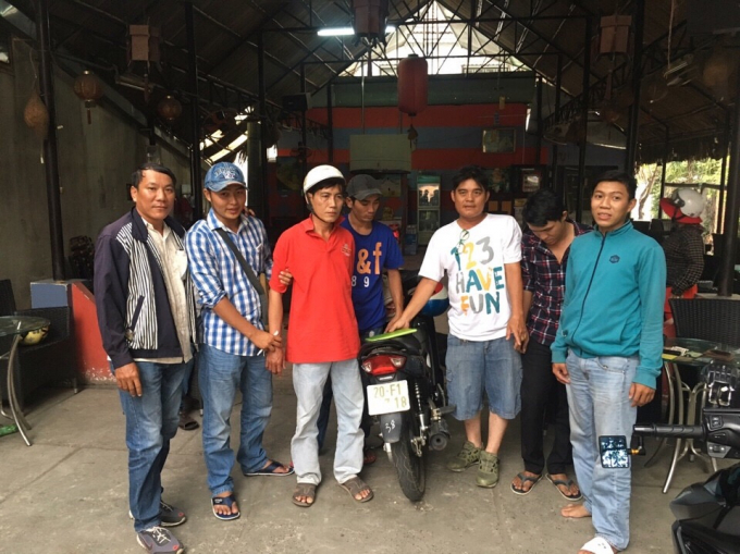 Đối tượng (mặc &aacute;o đỏ) bị c&aacute;c hiệp sĩ bắt giữ c&ugrave;ng tang vật.