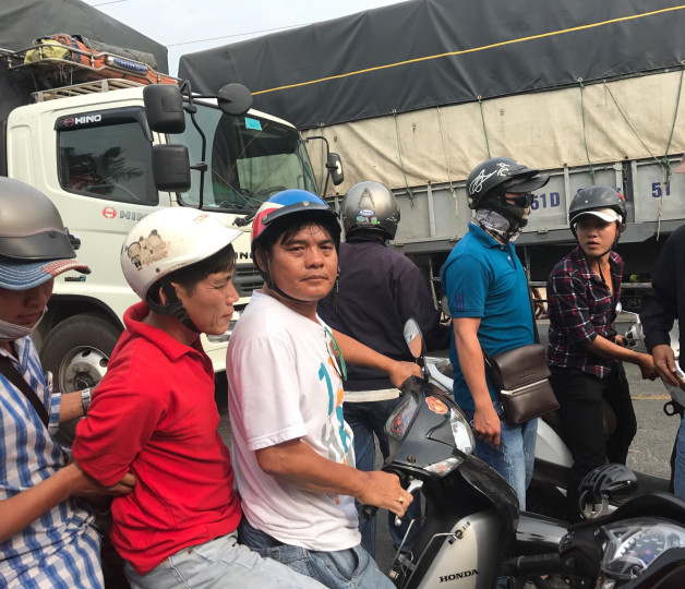 C&aacute;c hiệp sĩ đưa đối tượng b&agrave;n giao cho cơ quan c&ocirc;ng an giải quyết.