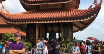 Quảng Ninh: Hàng triệu du khách hành hương trong ngày nghỉ