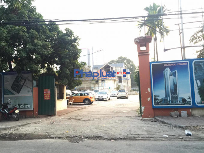 B&atilde;i tr&ocirc;ng xe nh&igrave;n từ b&ecirc;n ngo&agrave;i c&ocirc;ng tr&igrave;nh.