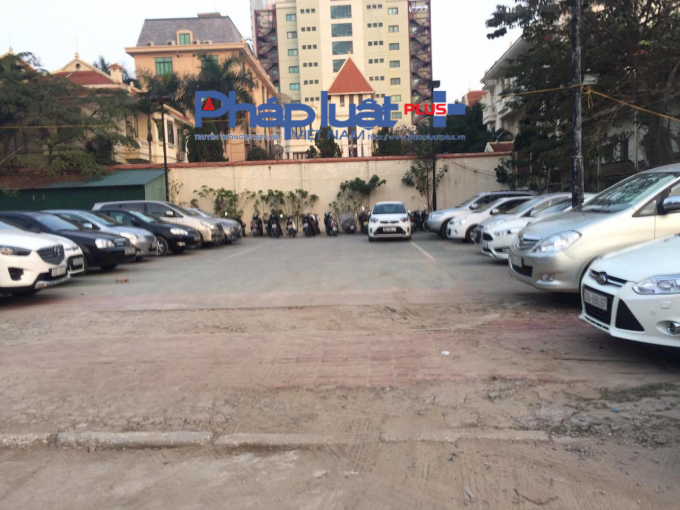 &nbsp;&nbsp;Gi&aacute; một th&aacute;ng tr&ocirc;ng xe &ocirc; t&ocirc; ở đ&acirc;y giao động từ 1 triệu &ndash; 1,2 triệu/th&aacute;ng/&ocirc; t&ocirc;, gi&aacute; một th&aacute;ng tr&ocirc;ng xe m&aacute;y ở đ&acirc;y l&agrave; 120.000 đồng/xe.