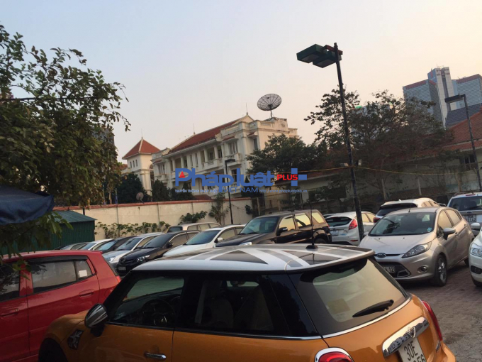 H&agrave;ng chục chiếc xe được tr&ocirc;ng giữ trong đất dự &aacute;n m&agrave; chủ tịch phường cho l&agrave; đ&oacute; l&agrave; xe của c&aacute;n bộ c&ocirc;ng ty