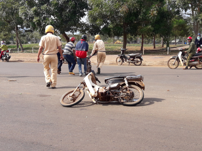 Lực lượng chức năng xử l&yacute; hiện trường vụ tai nạn