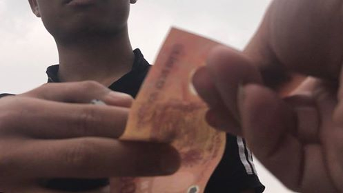 [Video] Hà Nội: Dọa đập kính, bẻ gương để "trấn lột" tiền trông xe ngay trước trụ sở công an