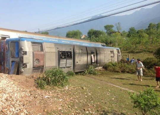 Nhiều toa t&agrave;u bị lật khỏi đường ray.