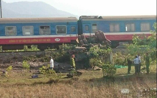 Đường sắt Bắc Nam t&ecirc; liệt sau vụ tai nạn.