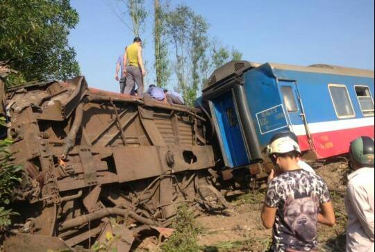 Vụ tai nạn khiến 3 người chết v&agrave; h&agrave;ng chục người bị thương.