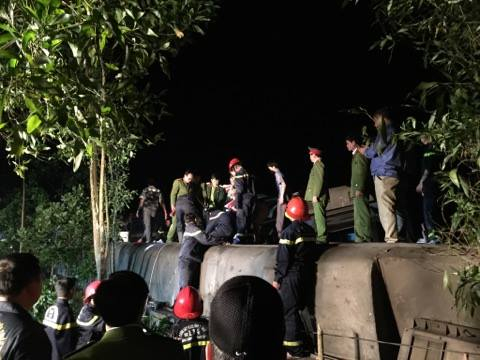 Vụ tai nạn đường sắt ở Huế: Đ&atilde; đưa thi thể Ph&oacute; trưởng t&agrave;u SE2 ra ngo&agrave;i