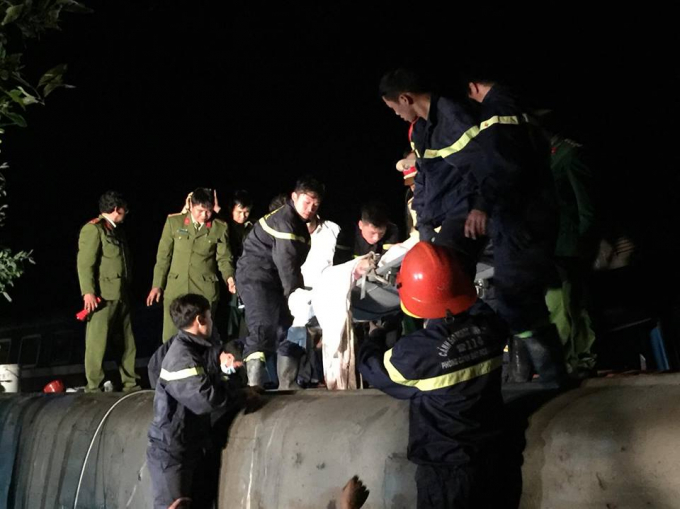 Đến 19h30 c&ugrave;ng ng&agrave;y, c&ocirc;ng t&aacute;c đưa thi thể nạn nh&acirc;n Ph&oacute; trưởng t&agrave;u SE2 đ&atilde; đưa ra khỏi toa t&agrave;u.