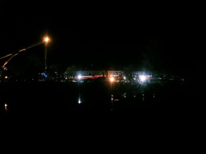 Vụ tai nạn đường sắt ở Huế: Khắc phục sự cố xuy&ecirc;n đ&ecirc;m, dự kiến s&aacute;ng mai th&ocirc;ng tuyến trở lại