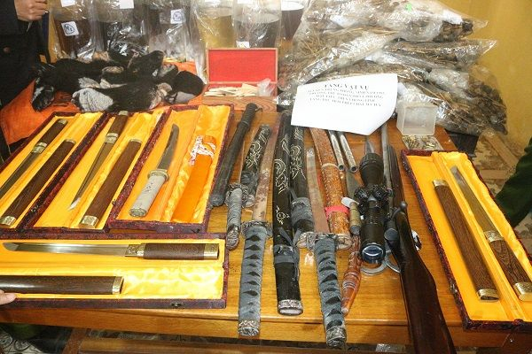 9 c&acirc;y kiếm, 1 khẩu s&uacute;ng c&ugrave;ng 24 vi&ecirc;n đạn thể thao v&agrave; nhiều vũ kh&iacute; được ph&aacute;t hiện.