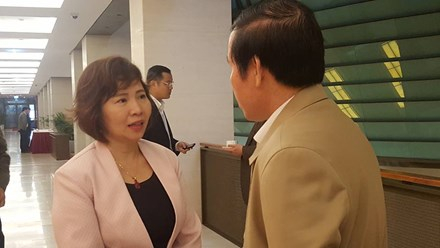 Thứ trưởng Hồ Thị Kim Thoa b&ecirc;n lề phi&ecirc;n họp Uỷ ban Thường vụ Quốc hội, ng&agrave;y 20/2.