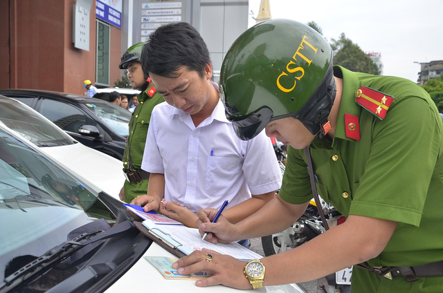 TP HCM: Ph&oacute; Chủ tịch quận 1: &ldquo;Kh&ocirc;ng lấy lại được vỉa h&egrave; t&ocirc;i cởi &aacute;o từ quan&rdquo;