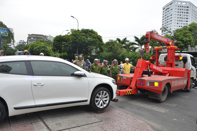 TP HCM: Ph&oacute; Chủ tịch quận 1: &ldquo;Kh&ocirc;ng lấy lại được vỉa h&egrave; t&ocirc;i cởi &aacute;o từ quan&rdquo;