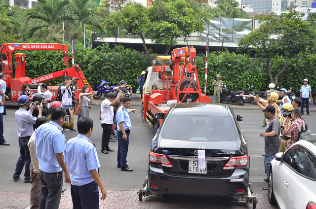 Nhiều &ocirc; t&ocirc; đậu tr&ecirc;n vỉa v&egrave; chiếm lối đi của người đi bộ bị cẩu về xử l&yacute;.