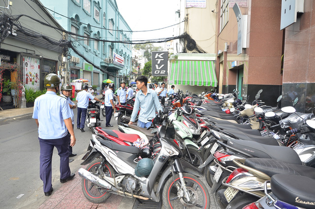 B&atilde;i giữ xe kh&ocirc;ng ph&eacute;p chiếm hết vỉa h&egrave; d&agrave;nh cho người đi bộ.