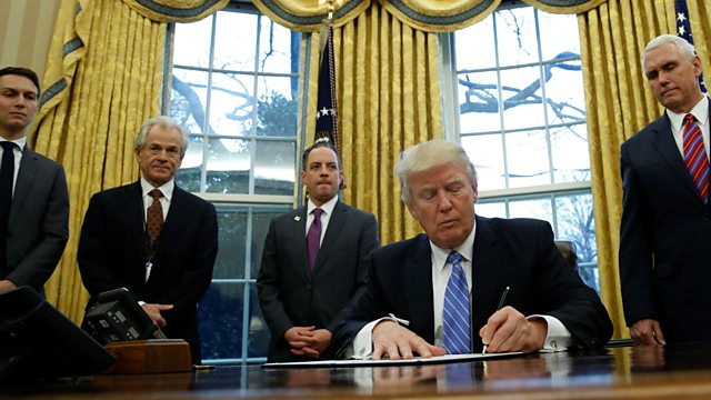 &Ocirc;ng Trump k&yacute; h&agrave;ng loạt sắc lệnh ngay sau khi nhậm chức. (Ảnh: Reuters)