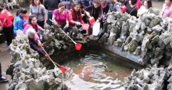 Người dân đua nhau lấy nước giếng Tiên ở Quảng Ninh